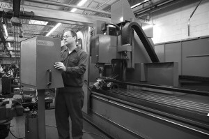 machining worker le sauer